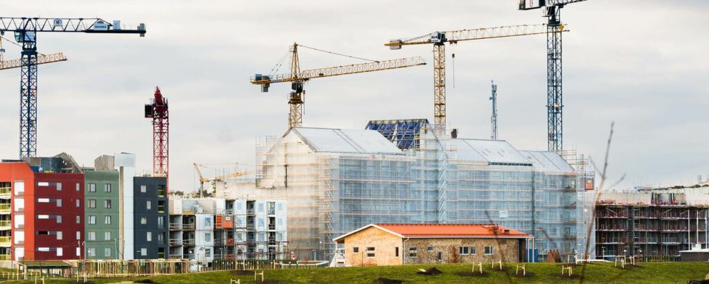 Outnyttjade ytor på en byggarbetsplats i Sverige. Vindskydd, ställningar och kranar kan användas som annonsytor.